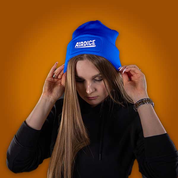 blaue Mütze mit weißen Airdice Logo