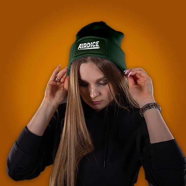 grüne Mütze mit weißen Airdice Logo