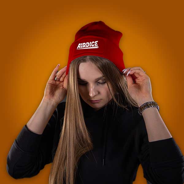 rote Mütze mit weißen Airdice Logo