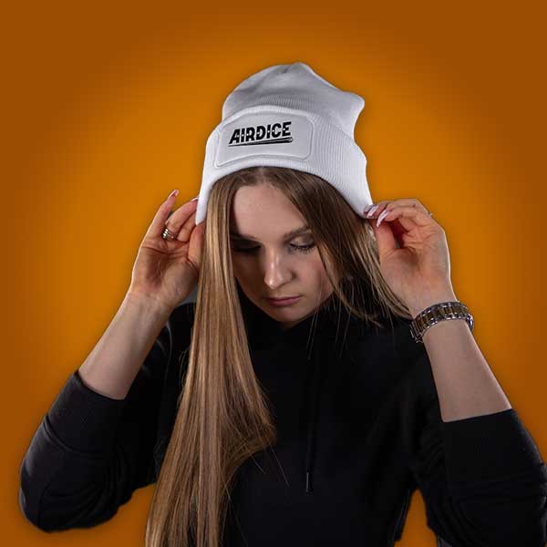 weiße Mütze mit schwarzes Airdice Logo
